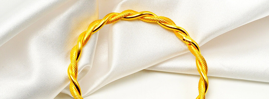 Altın Bilezik Hakkında